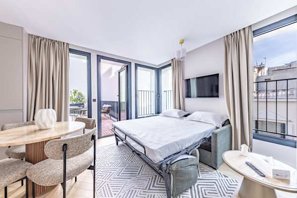 Opera - 2 Bedroom / 2 living rooms Balcony apart.
