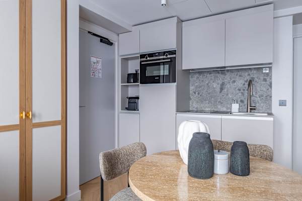 Opera - 2 Bedroom / 2 living rooms Balcony apart.