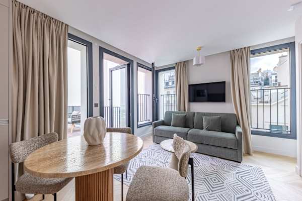 Opera - 2 Bedroom / 2 living rooms Balcony apart.
