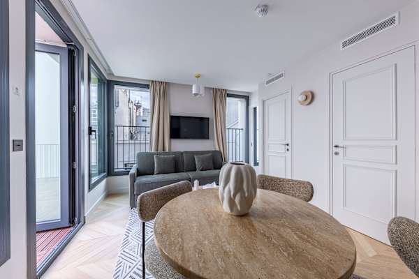 Opera - 2 Bedroom / 2 living rooms Balcony apart.