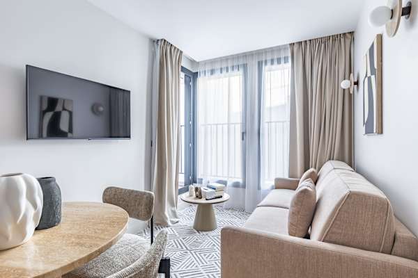 Opera - 2 Bedroom / 2 living rooms Balcony apart.