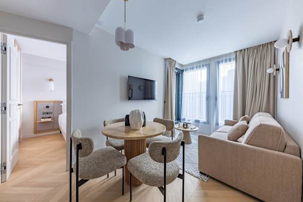 Opera - 2 Bedroom / 2 living rooms Balcony apart.