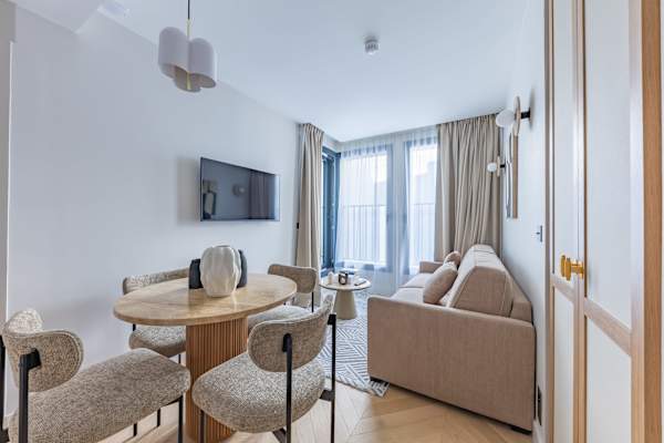 Opera - 2 Bedroom / 2 living rooms Balcony apart.