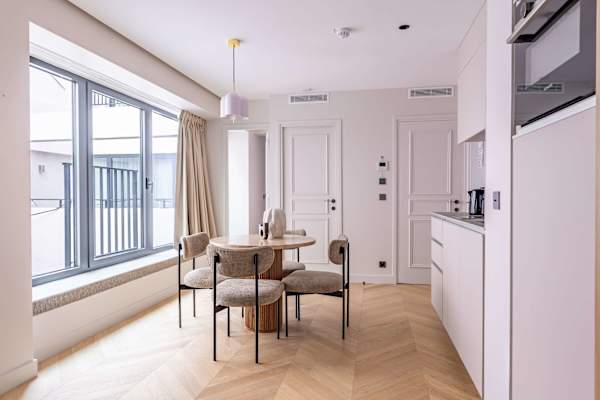 Opera - 3 Bedroom / 2 living rooms Balcony apart.