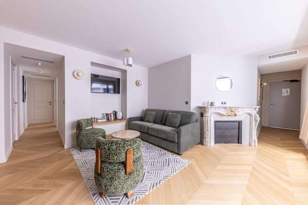 Opera - 3 Bedroom / 2 living rooms Balcony apart.