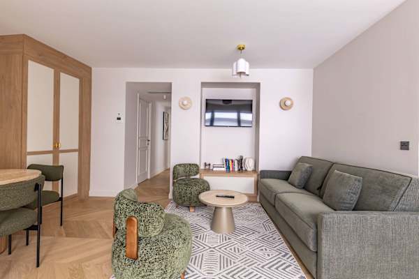Opera - 3 Bedroom / 2 living rooms Balcony apart.