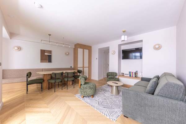 Opera - 3 Bedroom / 2 living rooms Balcony apart.