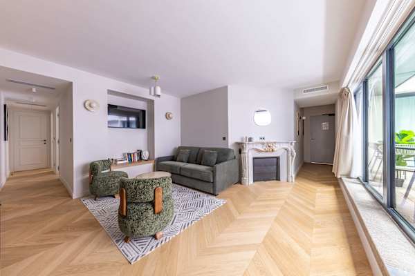 Opera - 3 Bedroom / 2 living rooms Balcony apart.