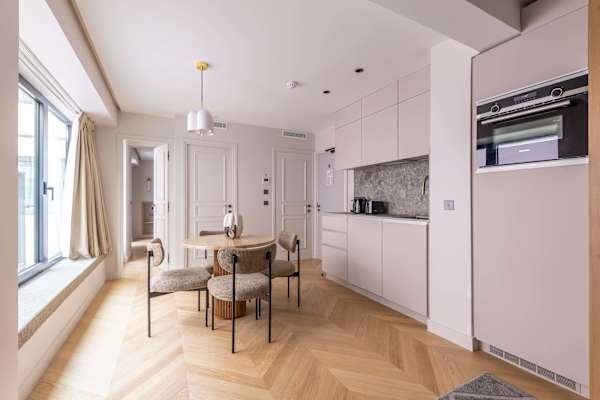 Opera - 3 Bedroom / 2 living rooms Balcony apart.