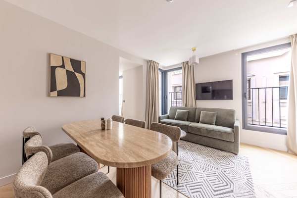 Opera - 3 Bedroom / 2 living rooms Balcony apart.