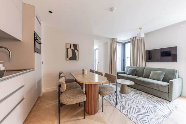 Opera - 3 Bedroom / 2 living rooms Balcony apart.