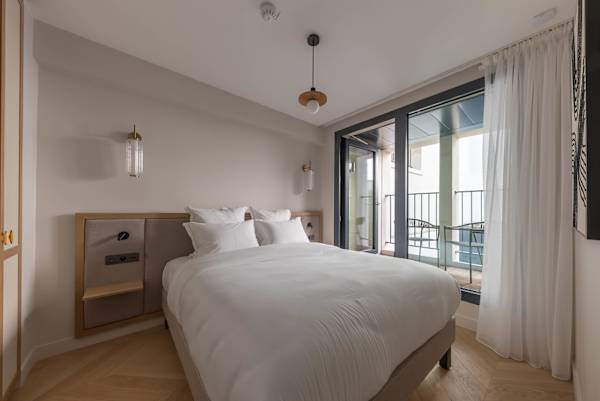 Opera - 3 Bedroom / 2 living rooms Balcony apart.