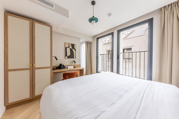 Opera - 3 Bedroom / 2 living rooms Balcony apart.