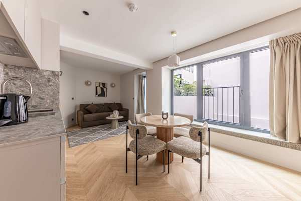 Opera - 3 Bedroom / 2 living rooms Balcony apart.