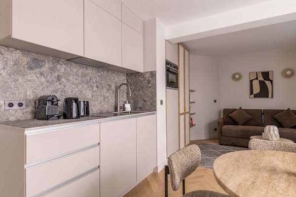 Opera - 3 Bedroom / 2 living rooms Balcony apart.