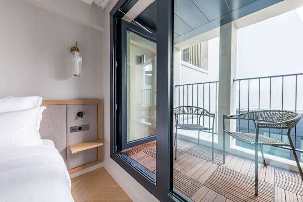 Opera - 3 Bedroom / 2 living rooms Balcony apart.