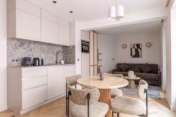 Opera - 3 Bedroom / 2 living rooms Balcony apart.