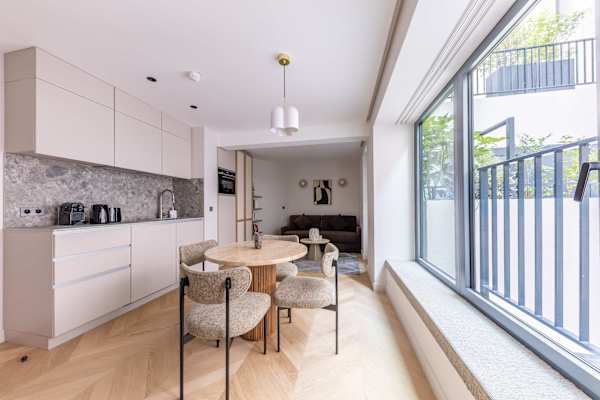 Opera - 3 Bedroom / 2 living rooms Balcony apart.