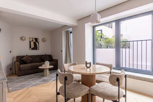 Opera - 3 Bedroom / 2 living rooms Balcony apart.