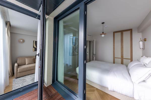 Opera - 3 Bedroom / 2 living rooms Balcony apart.