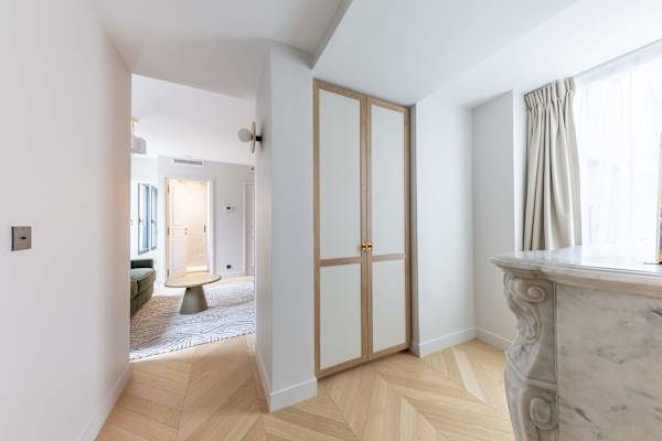 Opera - 3 Bedroom / 2 living rooms Balcony apart.