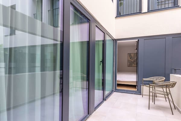 Opera - 3 Bedroom / 2 living rooms Balcony apart.