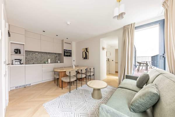 Opera - 3 Bedroom / 2 living rooms Balcony apart.