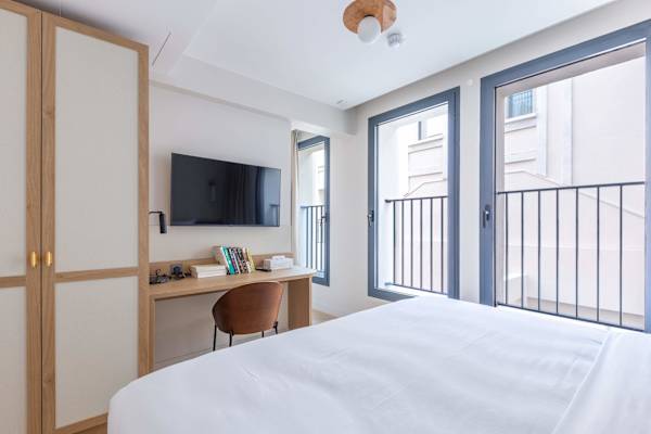 Opera - 3 Bedroom / 2 living rooms Balcony apart.