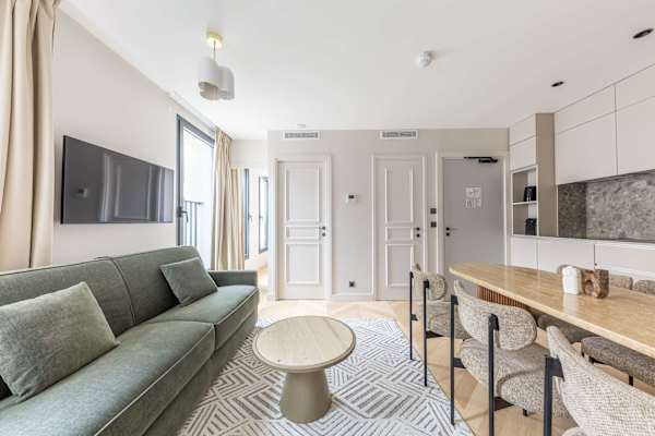 Opera - 3 Bedroom / 2 living rooms Balcony apart.