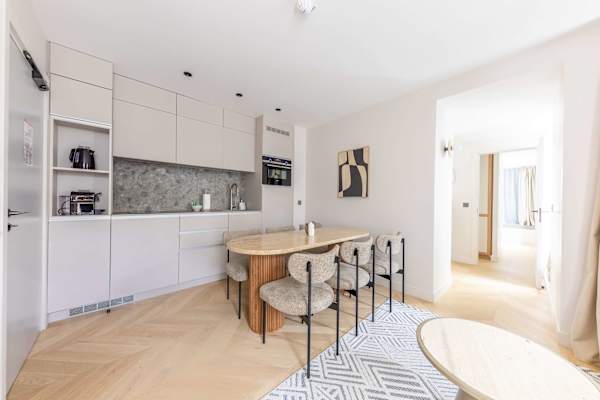 Opera - 3 Bedroom / 2 living rooms Balcony apart.