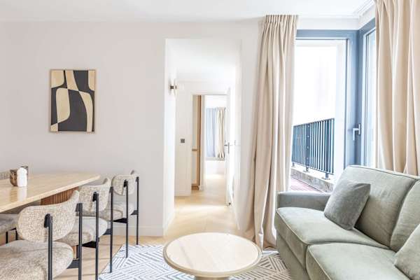 Opera - 3 Bedroom / 2 living rooms Balcony apart.