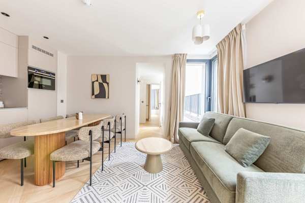 Opera - 3 Bedroom / 2 living rooms Balcony apart.