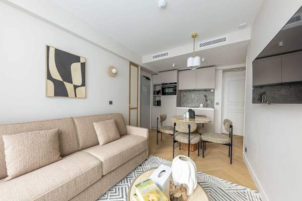 Opera - 3 Bedroom / 2 living rooms Balcony apart.