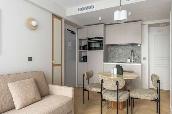 Opera - 3 Bedroom / 2 living rooms Balcony apart.