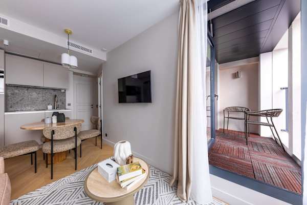 Opera - 3 Bedroom / 2 living rooms Balcony apart.