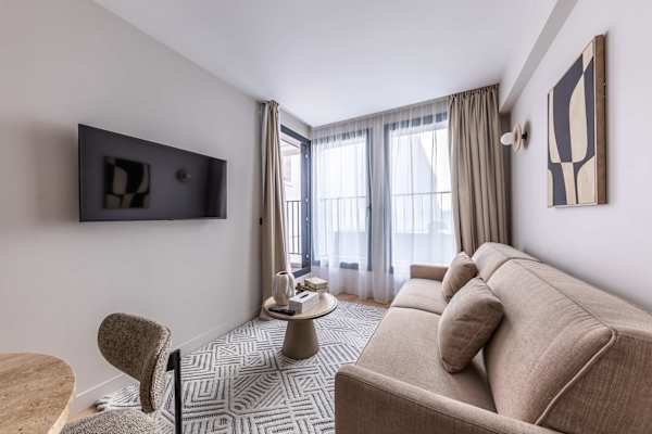 Opera - 3 Bedroom / 2 living rooms Balcony apart.