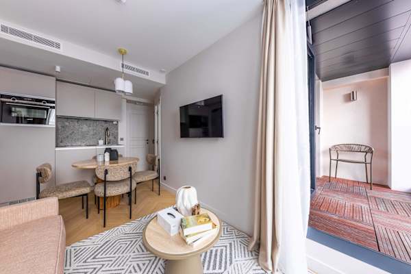 Opera - 3 Bedroom / 2 living rooms Balcony apart.