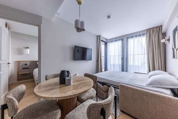 Opera - 3 Bedroom / 2 living rooms Balcony apart.