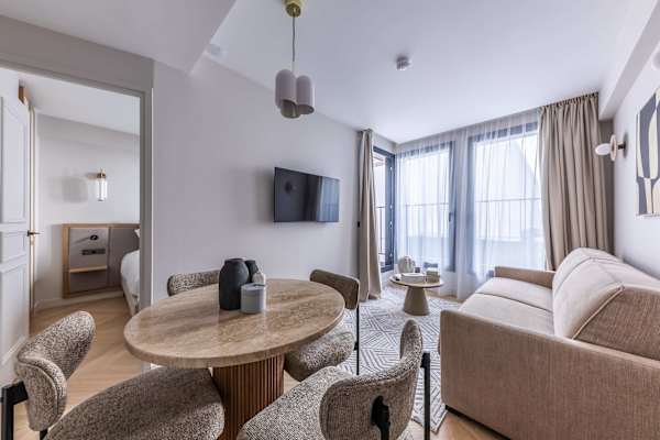 Opera - 3 Bedroom / 2 living rooms Balcony apart.