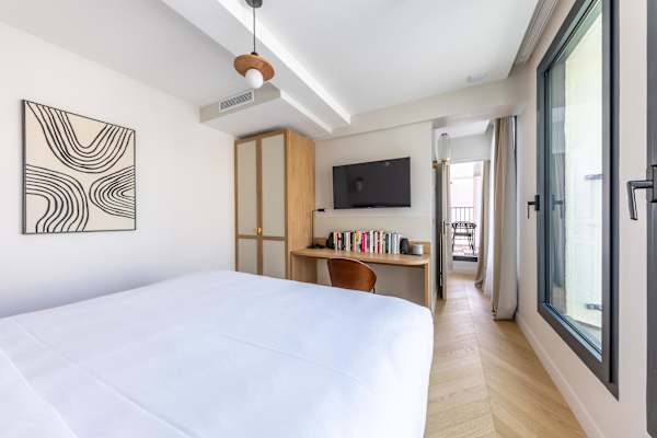 Opera - 2 Bedroom / 2 living rooms Balcony apart.