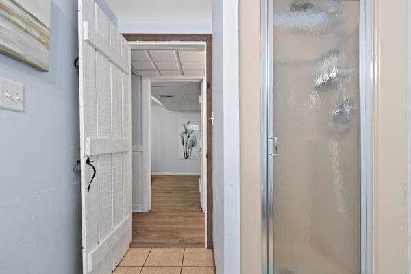Lower level full bath with shower.