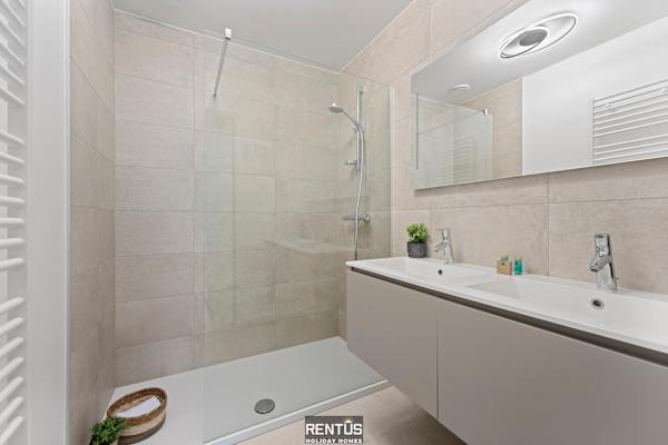 Seaphir-vacation apartment with pool in Nieuwpoort