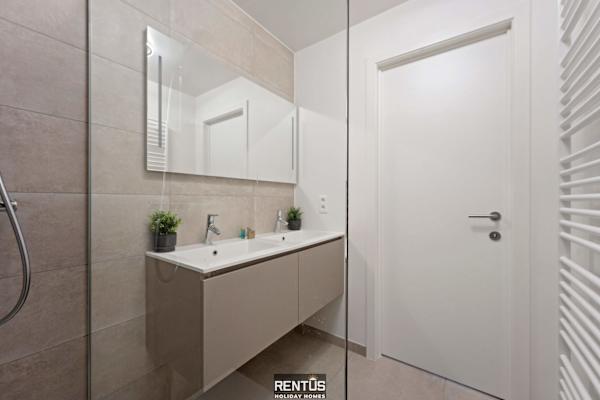 Seaphir-vacation apartment with pool in Nieuwpoort
