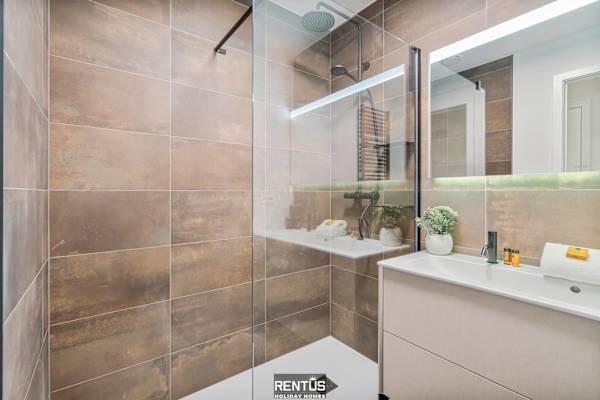 Port Orion - brand new ground floor flat with pool