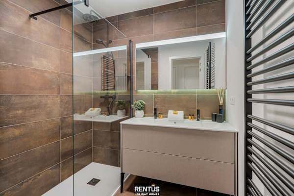 Port Orion - brand new ground floor flat with pool