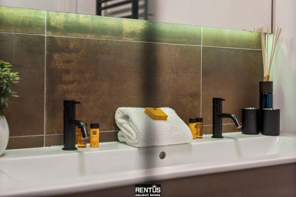 Port Orion - brand new ground floor flat with pool