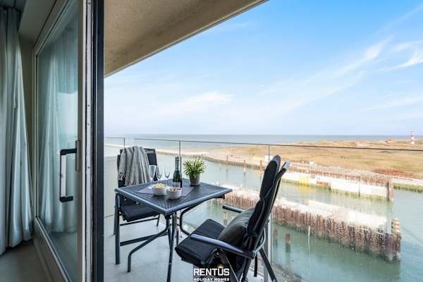 Lighthouse View-pier facing apartment with garage
