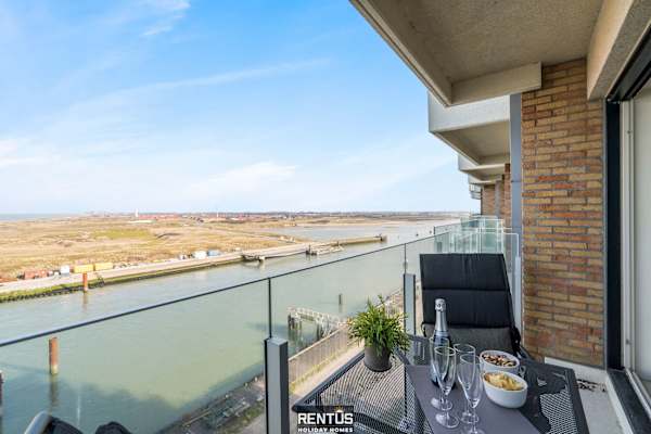 Lighthouse View-pier facing apartment with garage