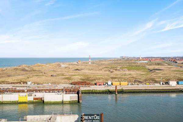 Lighthouse View-pier facing apartment with garage