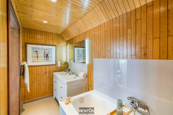 Villa Gamoni - spacious holiday home with garden